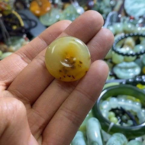 岫玉颈饰未镶嵌三****亚挂件