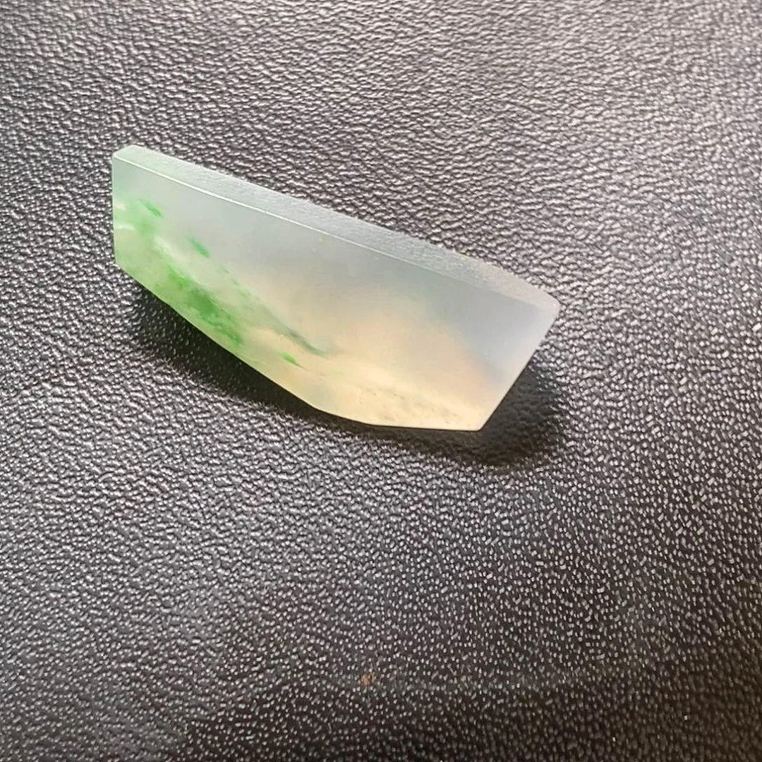 定制翡翠未镶嵌冰种起光甜绿色飘花随形