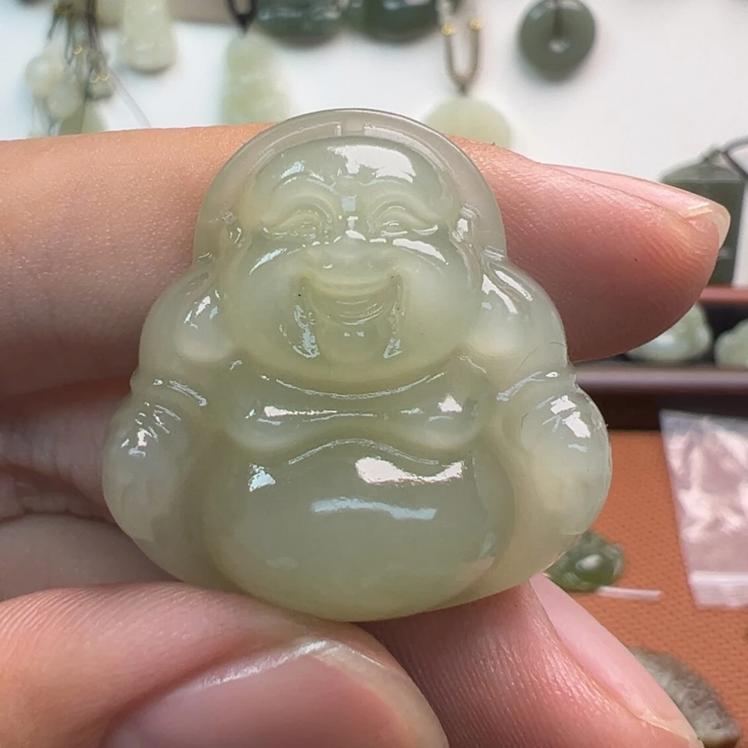 颈饰未镶嵌和田玉有裂，不退不换，建议勿拍