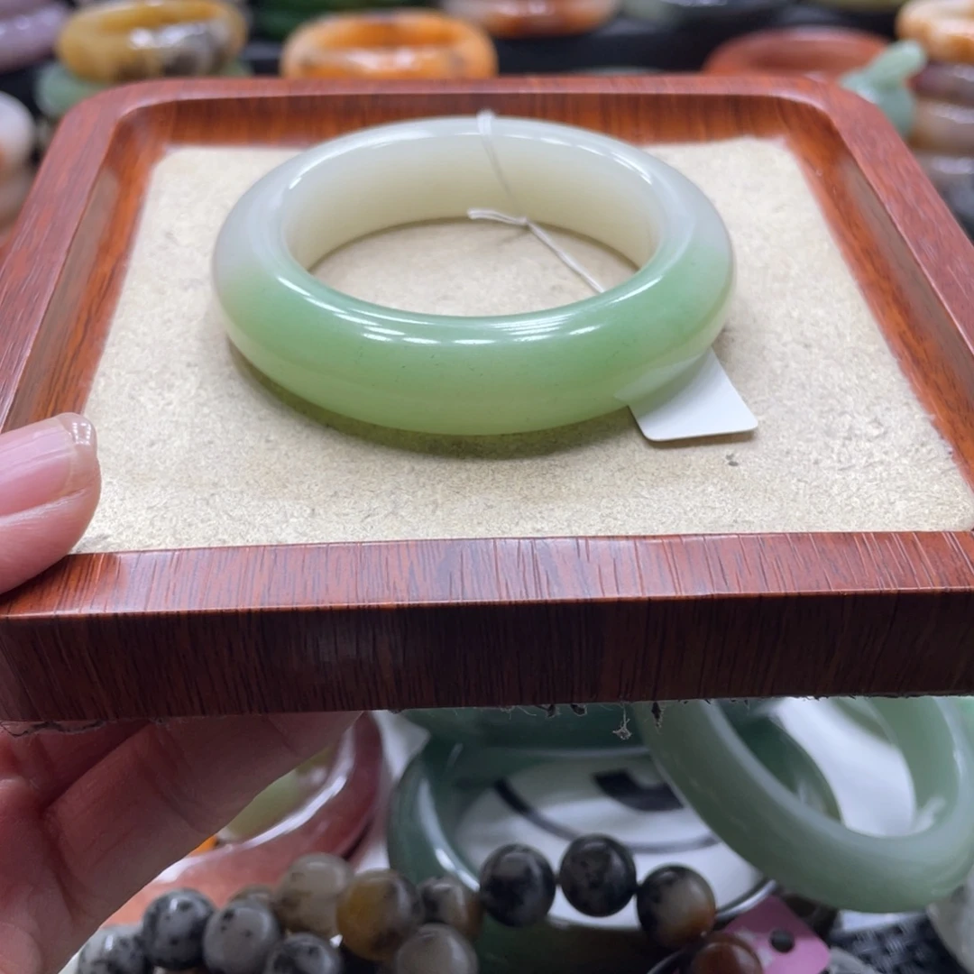 石英岩玉未镶嵌手镯