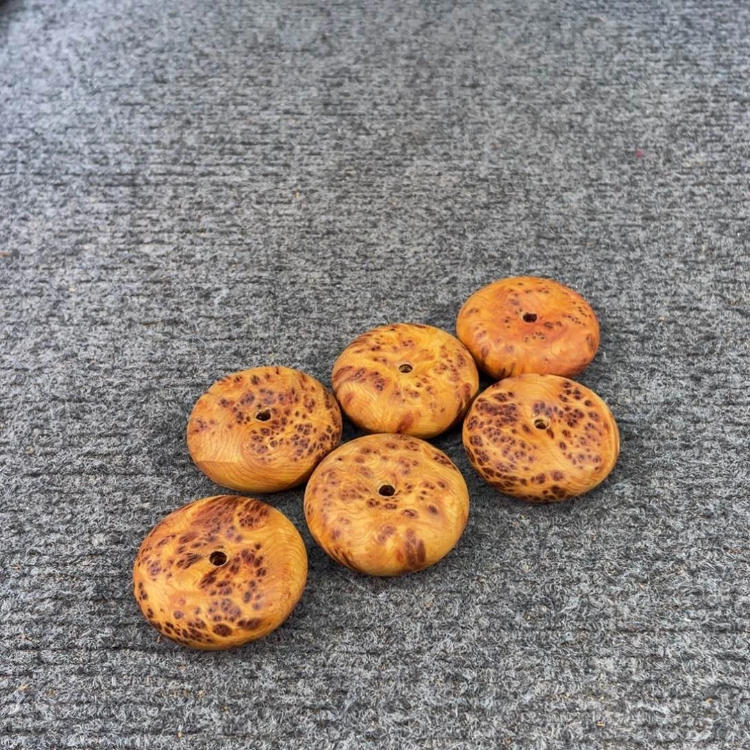 柏木（崖柏）神品，太行崖柏，到手一个，爆满双面留疤平安扣