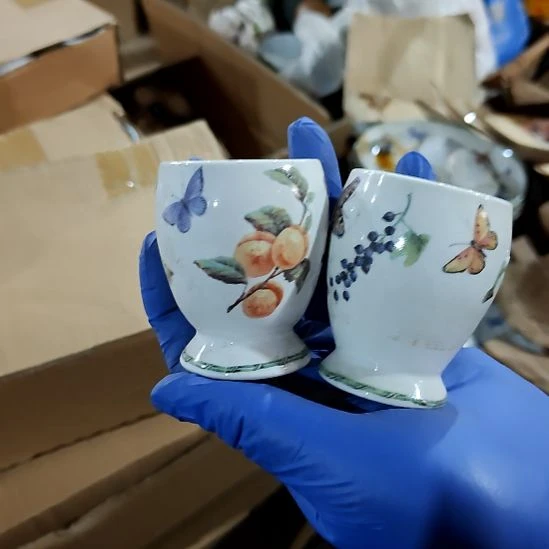 摆件盘子碗茶壶啥都有