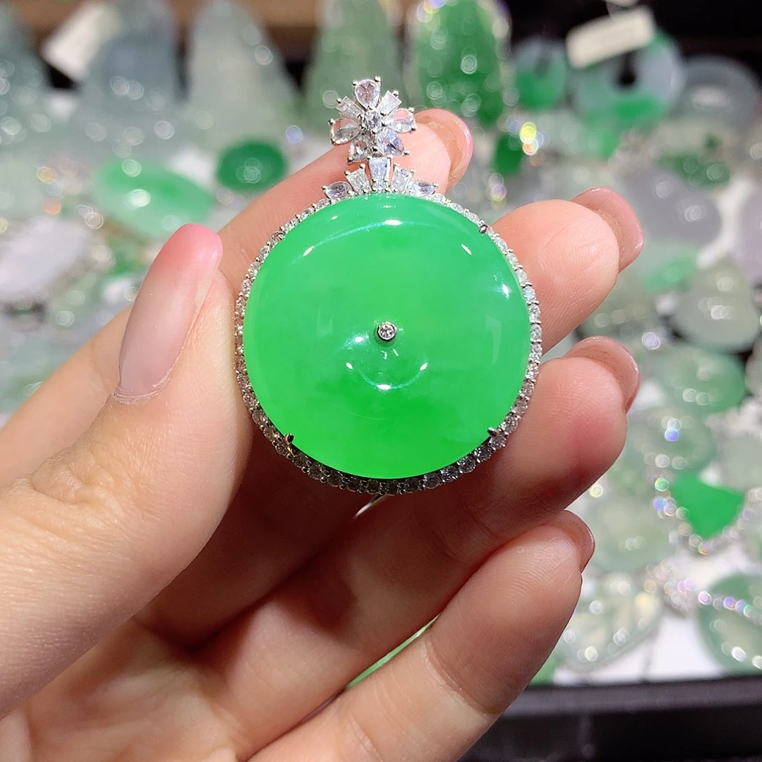 翡翠18K金镶嵌颈饰扣