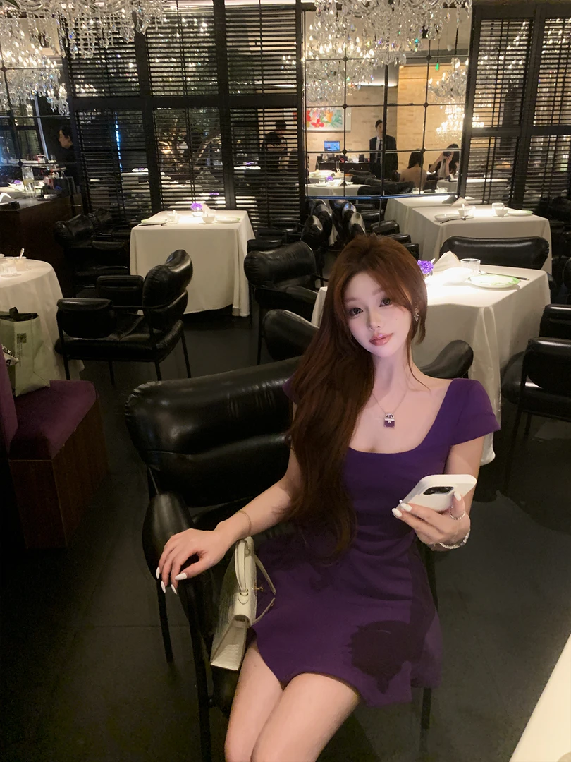 巴黎葡紫色· 维多利亚 名媛修身方领连衣裙女2025新款显瘦短裙子