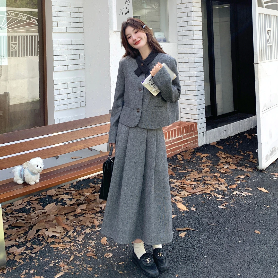 灰色早秋高级感名媛穿搭套装2025新款小香风气质上衣半身裙两件套