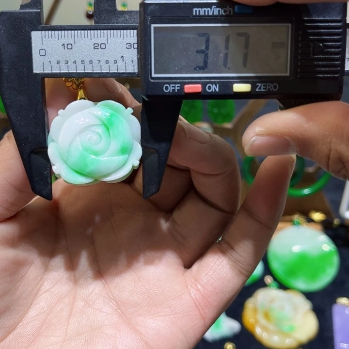 翡翠颈饰未镶嵌吊坠