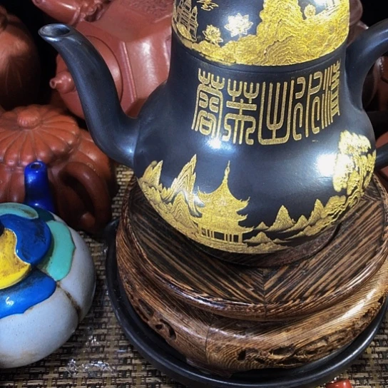 茶壶紫砂原矿泥料手工制作的一把紫砂壶。