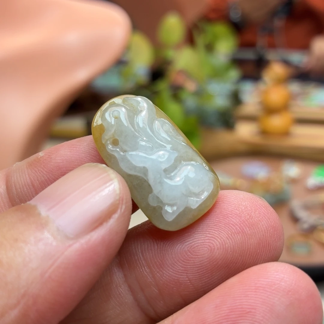 翡翠未镶嵌颈饰九尾狐