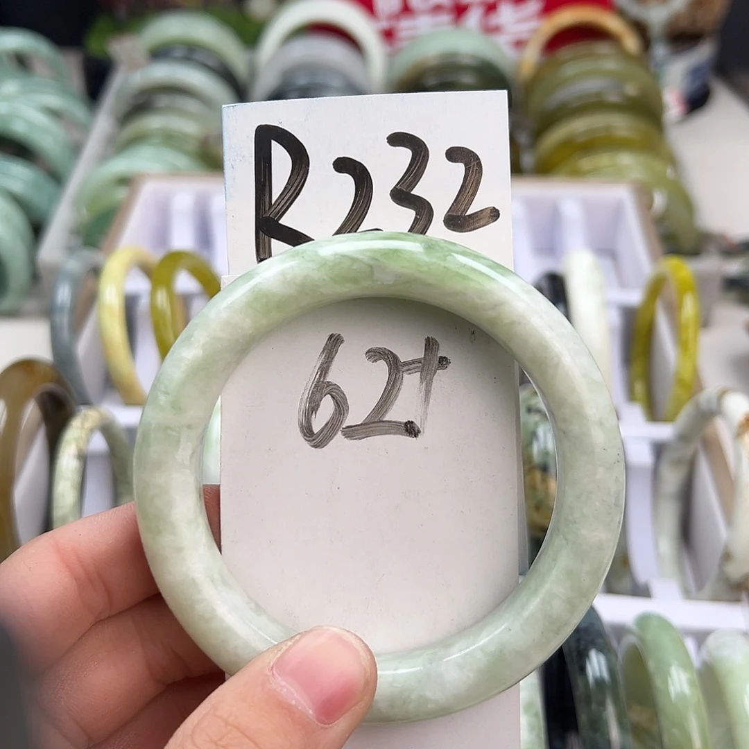 岫玉手镯未镶嵌天然岫玉微瑕，可以正常佩戴