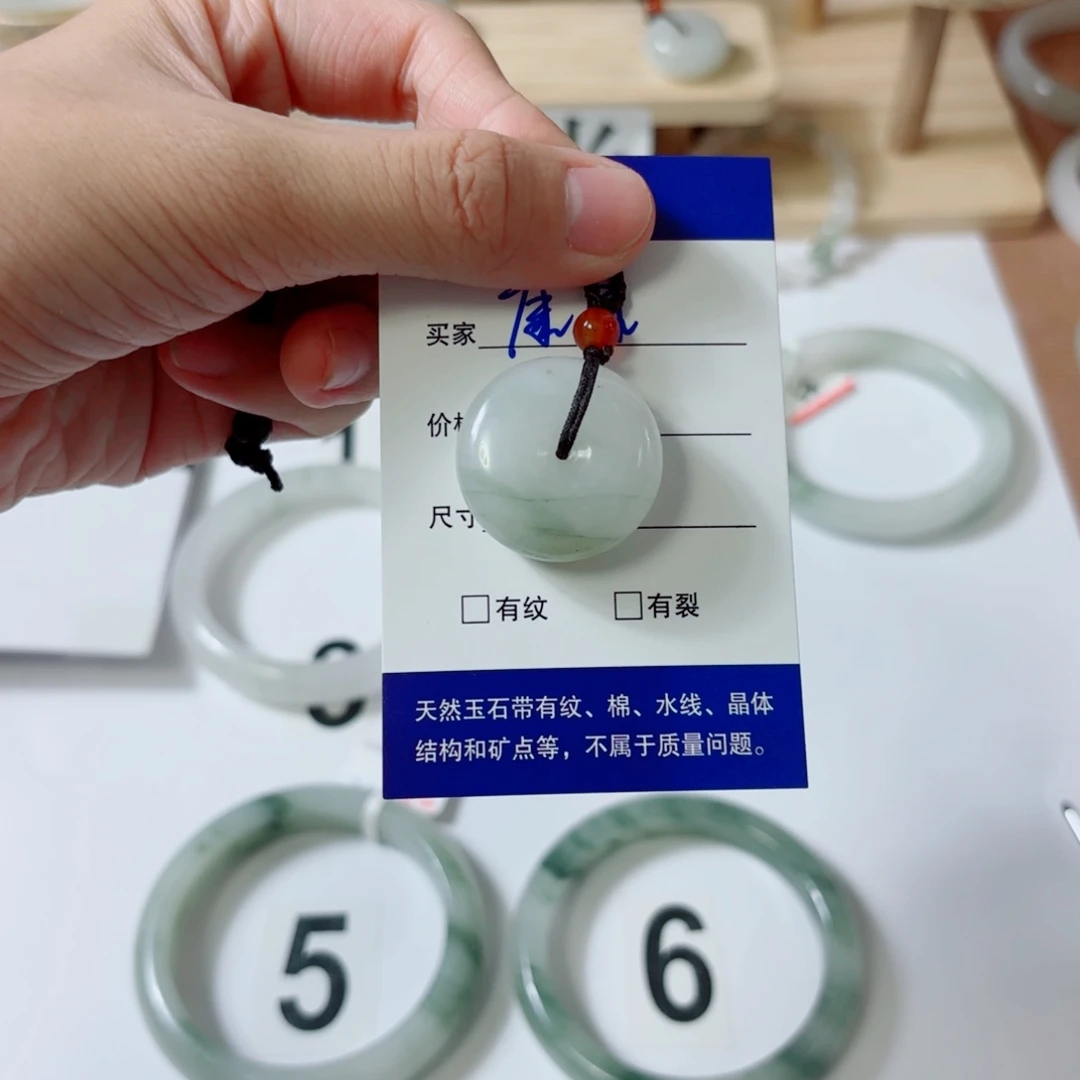 颈饰未镶嵌石英质玉（金丝玉）