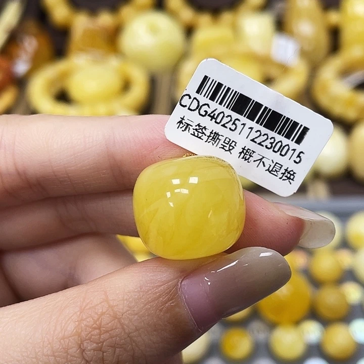 琥珀未镶嵌裸石17.8*15.8mm瑕 0015