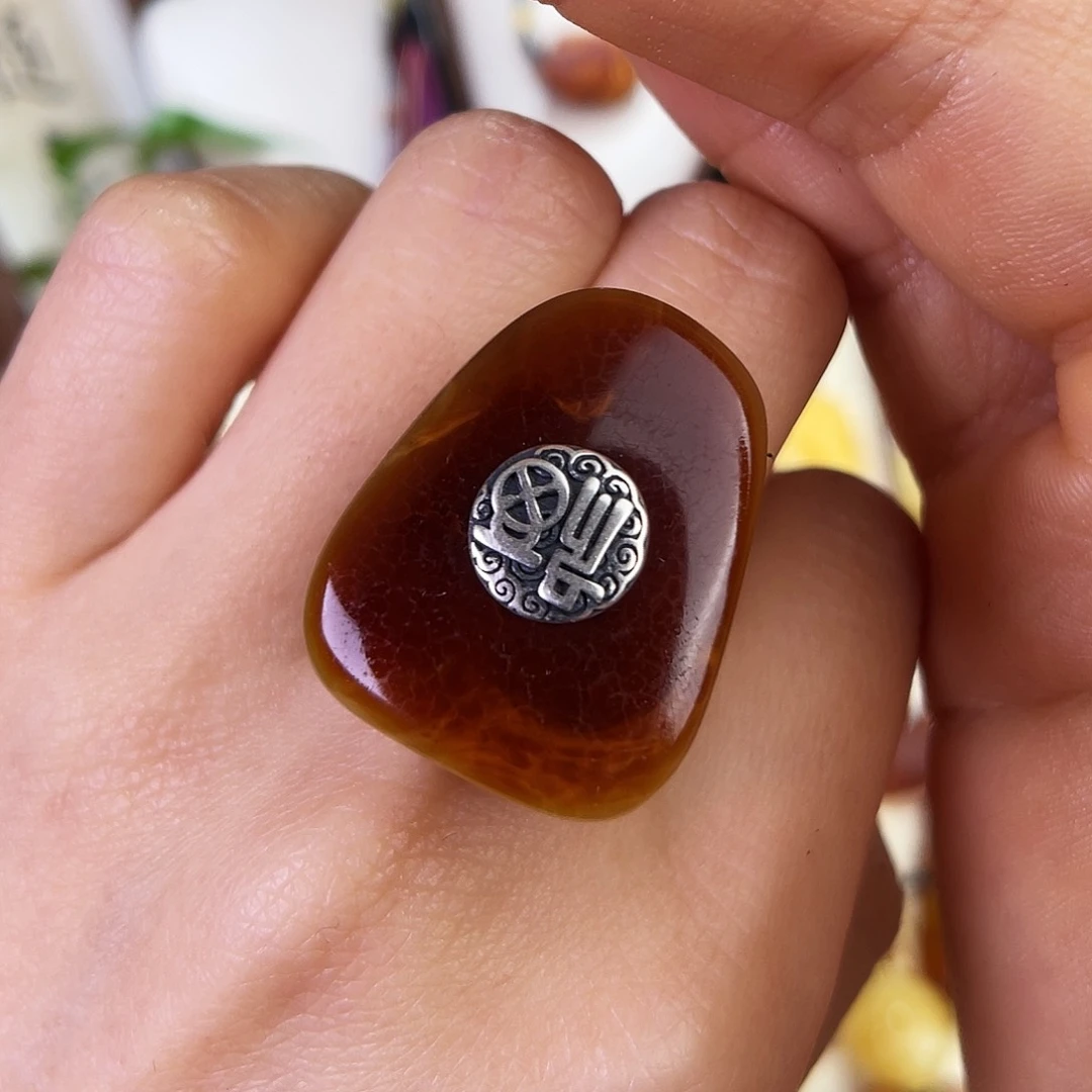 琥珀珠宝奇石未镶嵌。