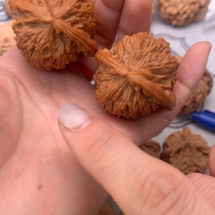 文玩核桃把件球形白狮子44