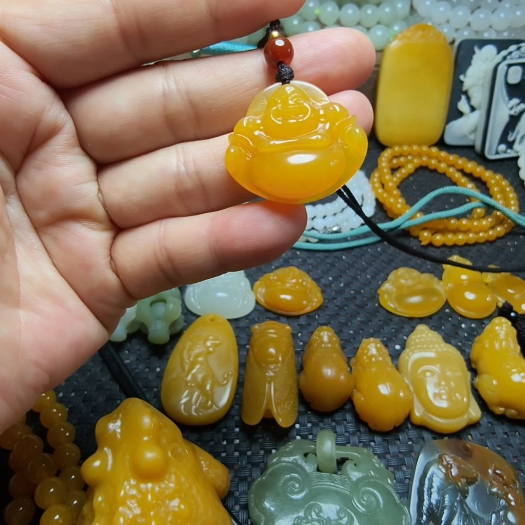 未镶嵌石英质玉（黄龙玉）颈饰