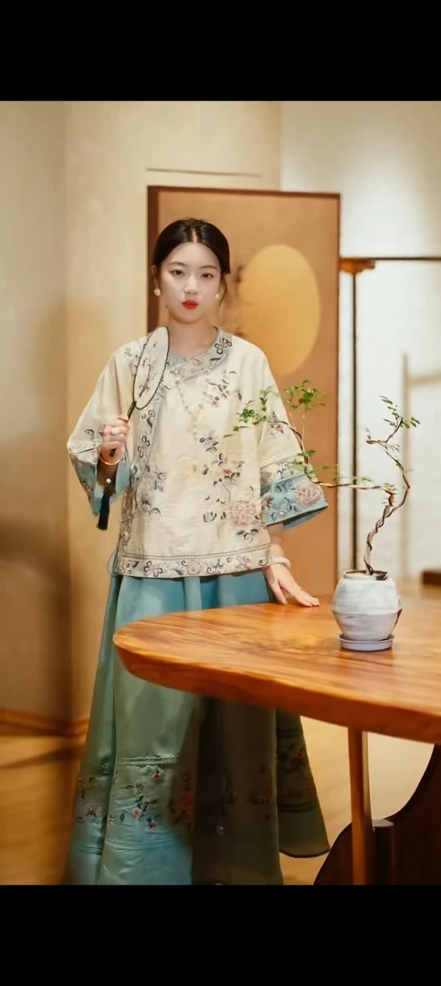 【芳菲】民族风刺绣太太服25x320