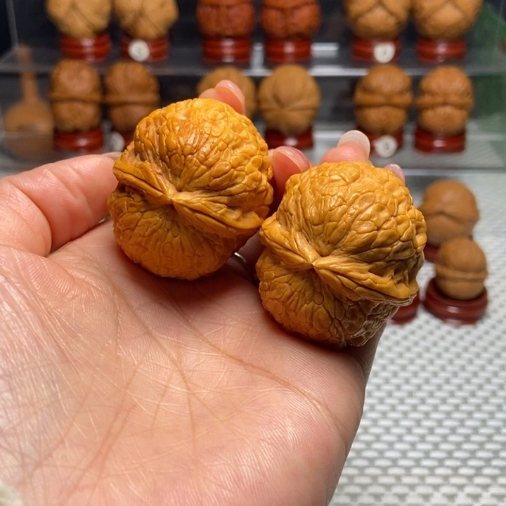文玩核桃把件30金丝绣球
