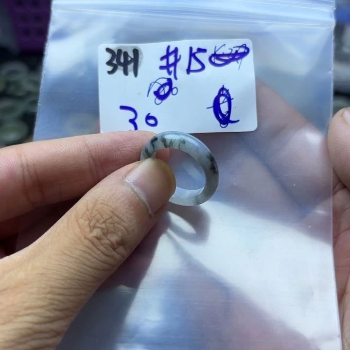 颈饰未镶嵌翡翠戒指