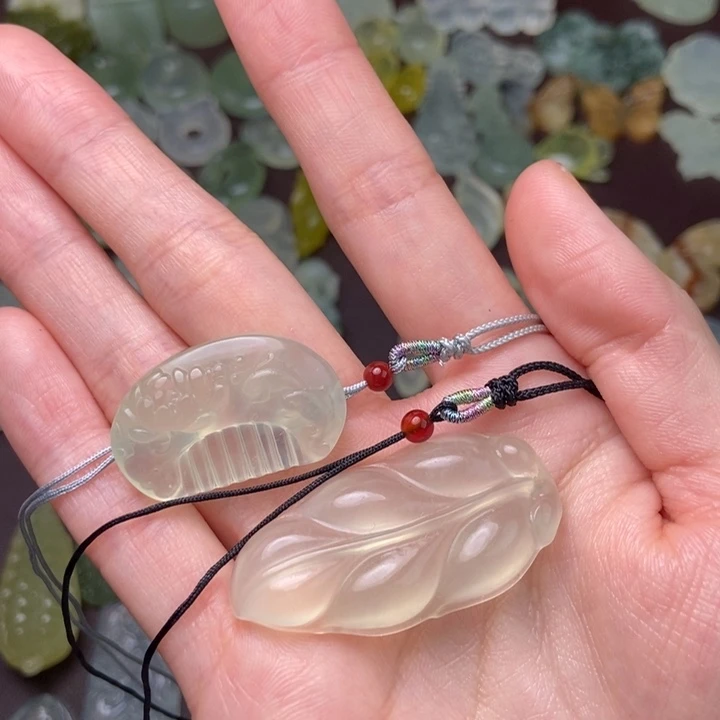 海***伦蛇纹石玉未镶嵌颈饰