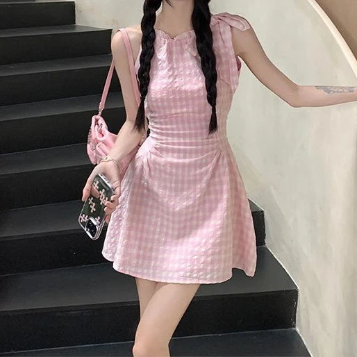 甜美风粉色格子背心裙女2025夏季新款设计感褶皱A字裙露背连衣裙