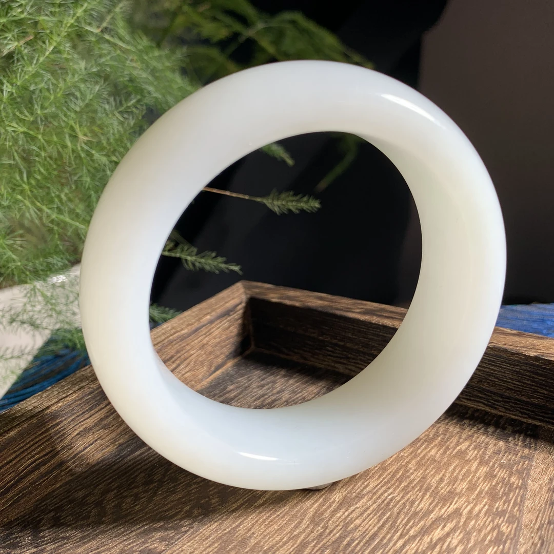 精美和田玉羊脂白玉手镯，觅腕间风情，大美不言，如脂般白皙温润，