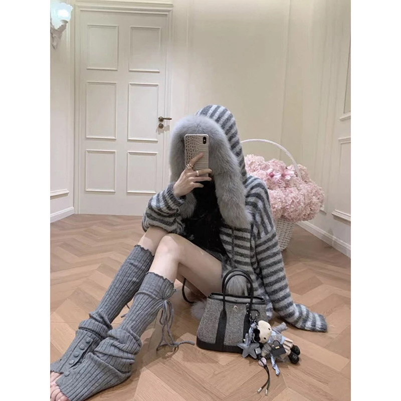 巨好看灰色毛领连帽条纹毛衣开衫女秋冬新款复古慵懒宽松百搭外套