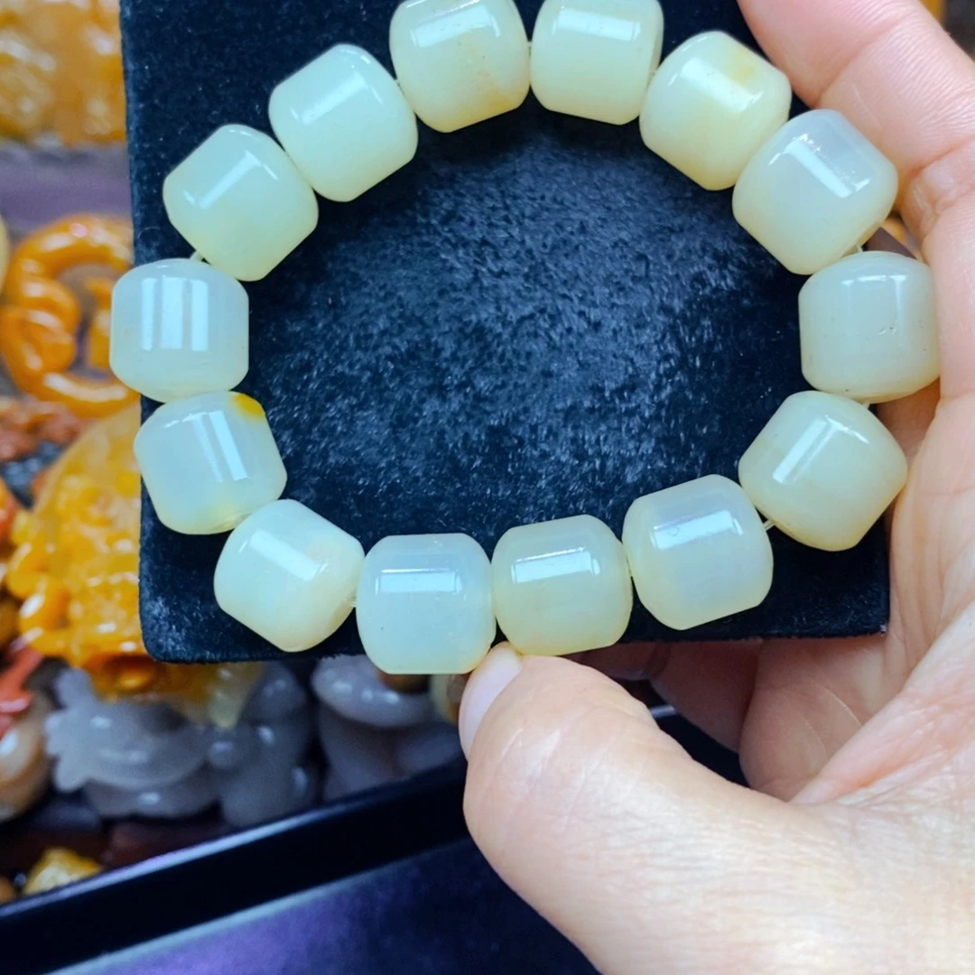 未镶嵌石英质玉（黄龙玉）颈饰