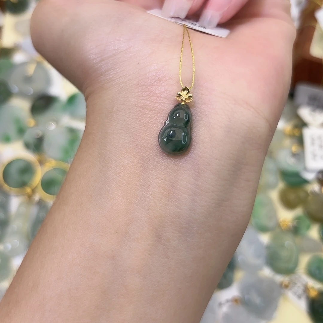 颈饰18K金镶嵌翡翠葫芦