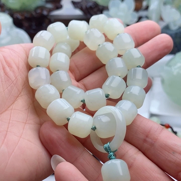 岫玉四大名玉手持未镶嵌