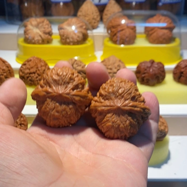 如****文玩核桃吊坠和尚头