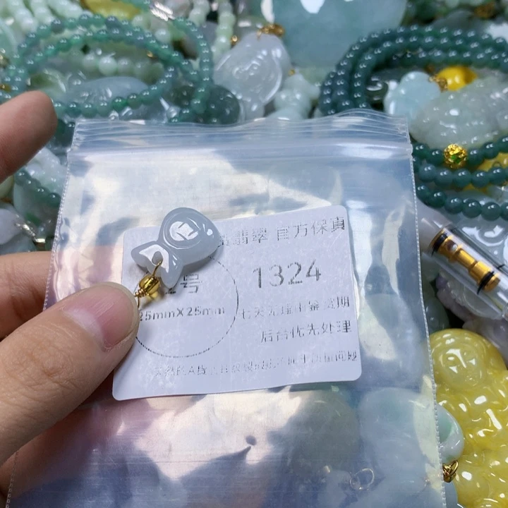 翡翠未镶嵌颈饰翡翠