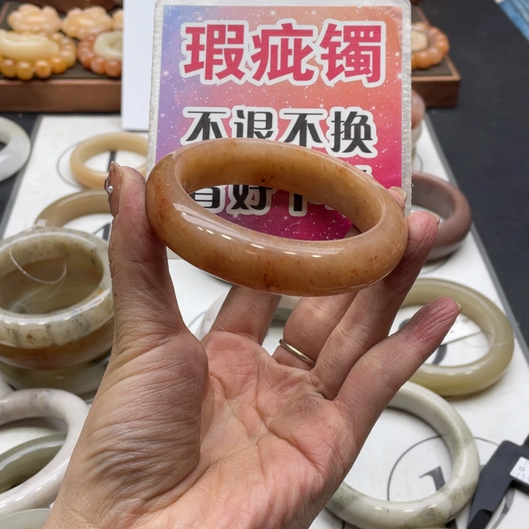清***L石英岩玉未镶嵌手镯