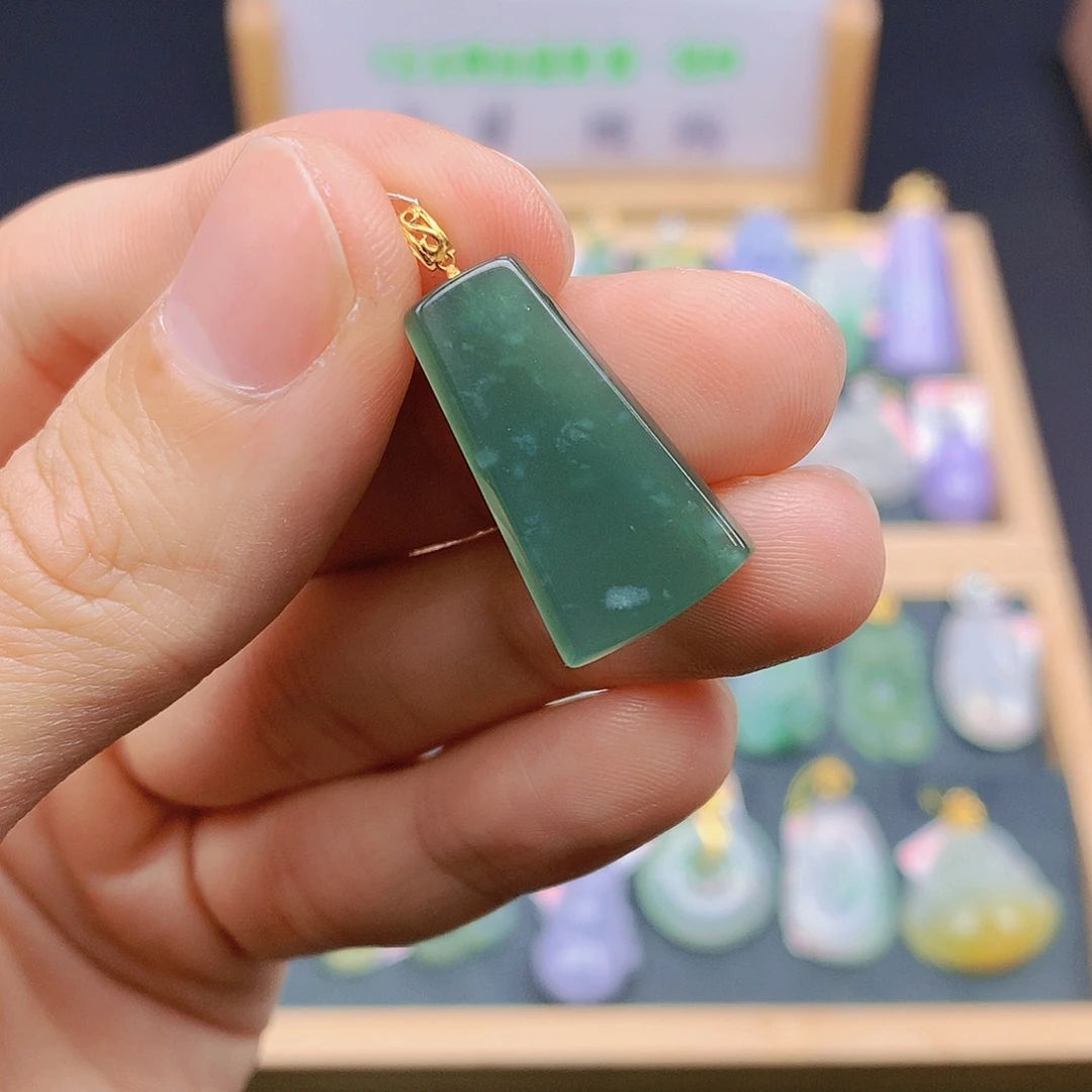 翡翠18K金镶嵌颈饰翡翠