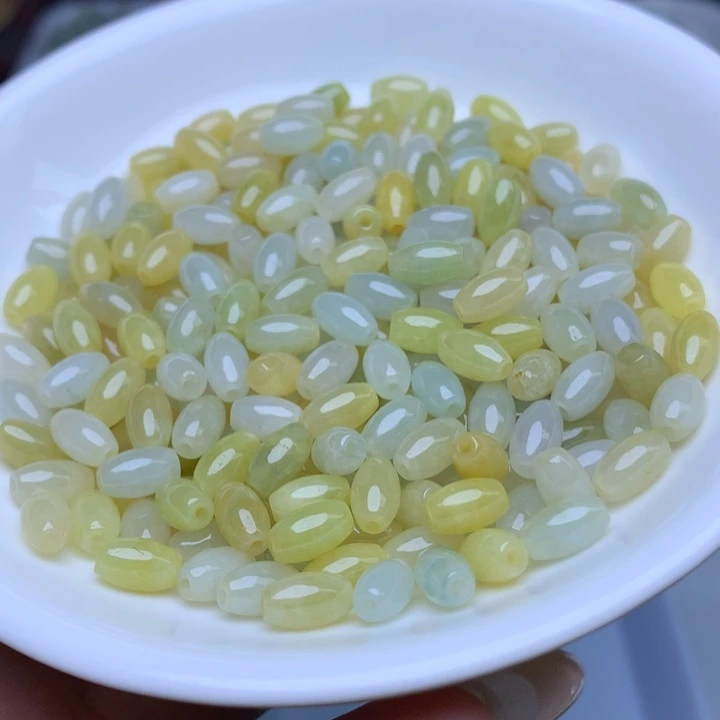 翡翠散珠卡4.7乘7.4冰黄米珠50个