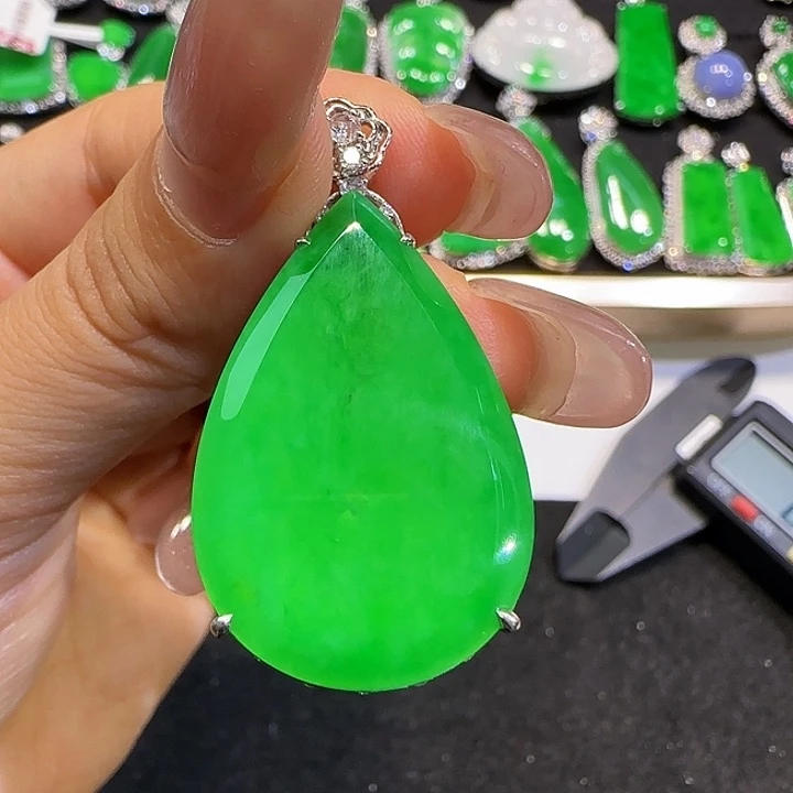 翡翠18K金镶嵌颈饰水滴