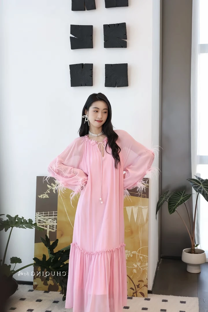 法式轻奢手工鸵鸟羽毛重工钉钻花朵宽松显瘦连衣裙女温柔度假长裙