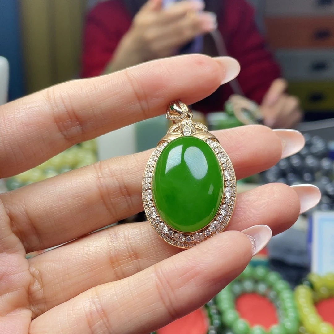 颈饰未镶嵌和田玉（碧玉）