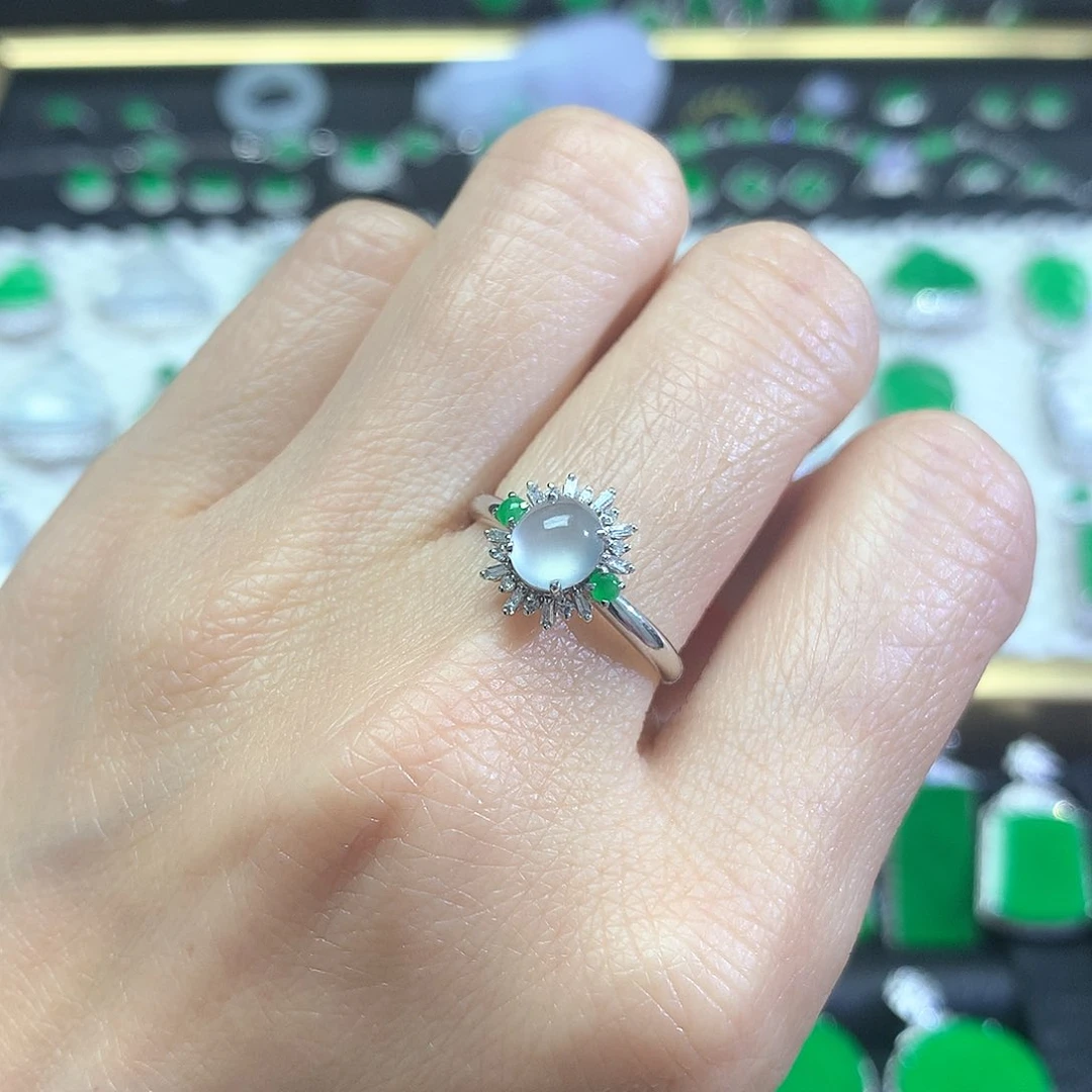 颈饰18K金镶嵌翡翠吊坠