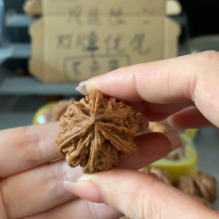 柠***吊坠文玩核桃异形单只，有瑕疵
