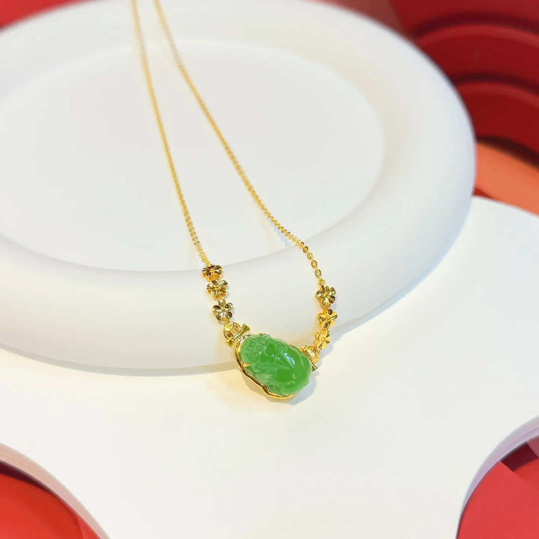 18K金杠钱钱15*10*8mm苹果绿貔貅项链HNZ7998