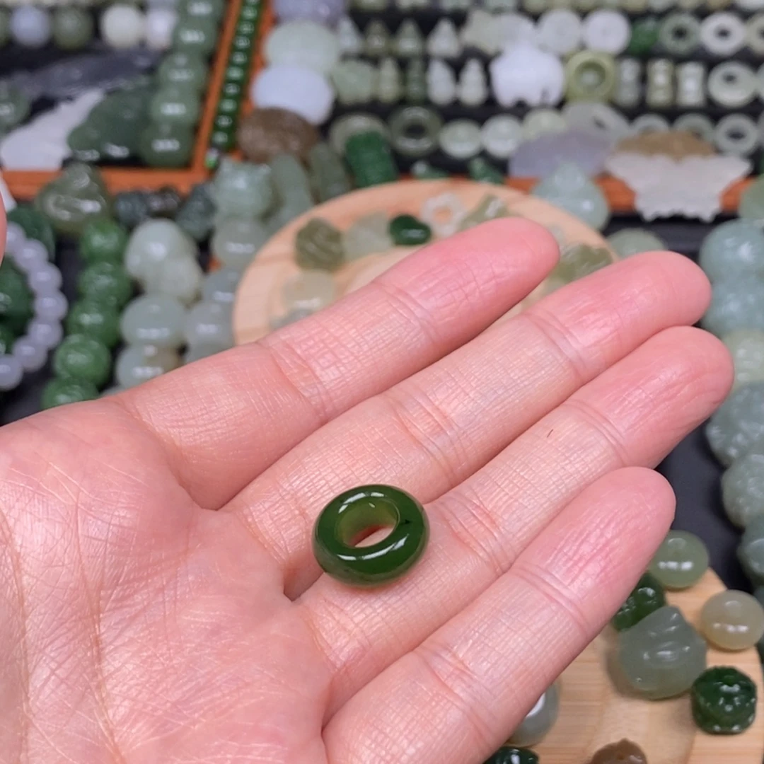 洛***克和田玉未镶嵌颈饰