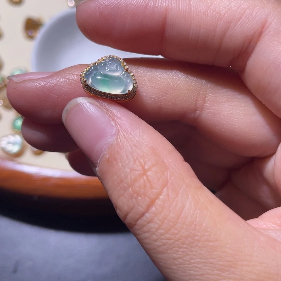 翡翠颈饰18K金镶嵌咖**豆