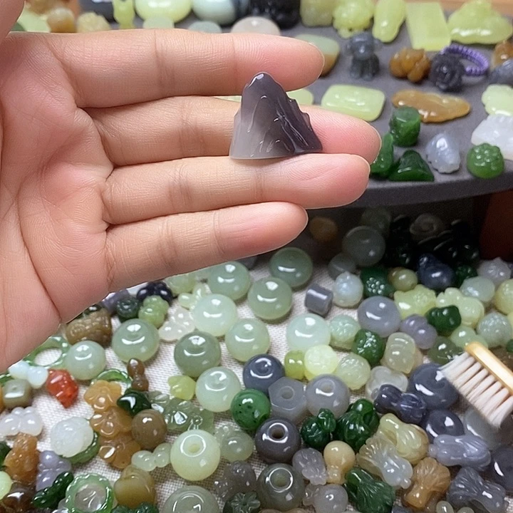 未镶嵌和田玉挂件山