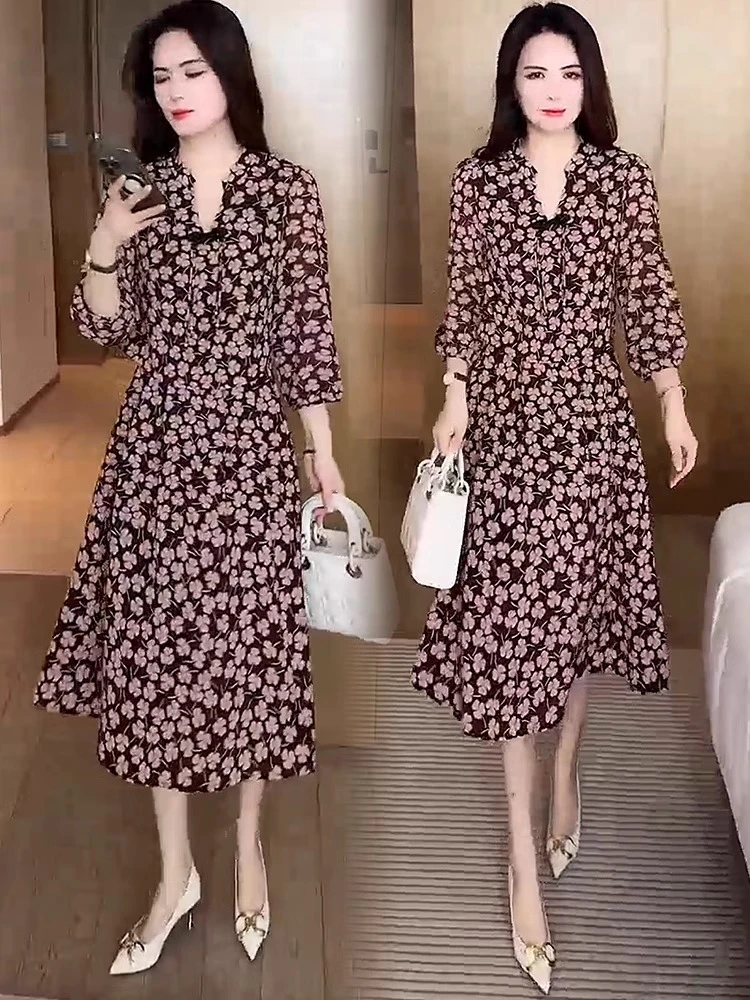 雪纺碎花连衣裙女2025夏季新款洋气显瘦遮肚V领中长款假两件裙子