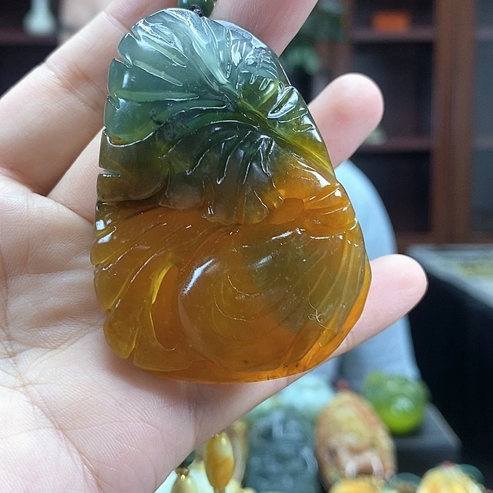 蛇纹石玉未镶嵌颈饰