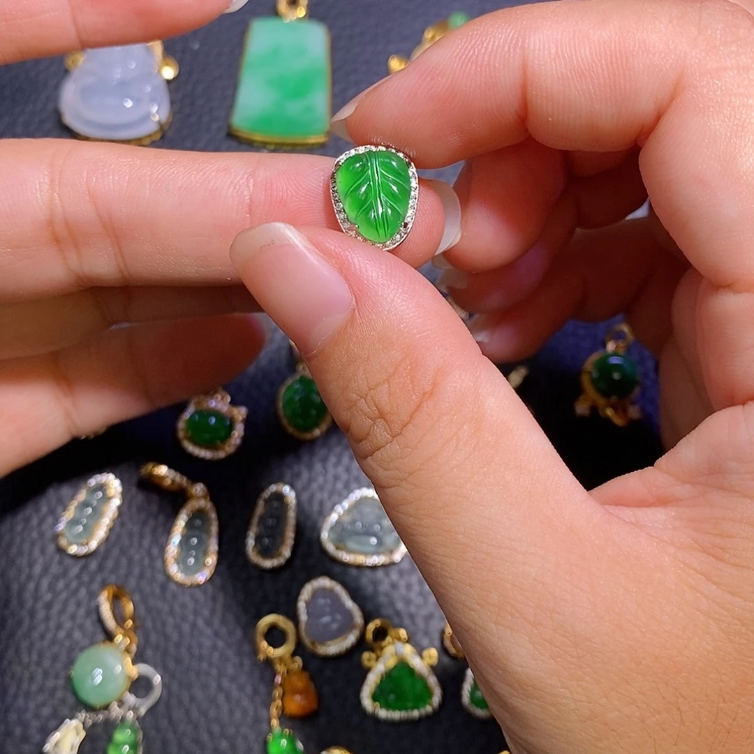 翡翠18K金镶嵌颈饰