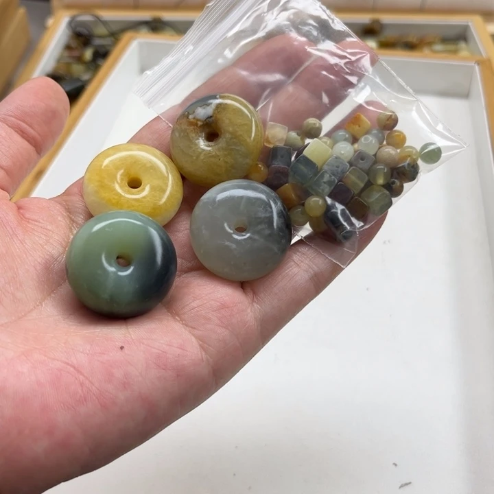 未镶嵌蛇纹石玉颈饰