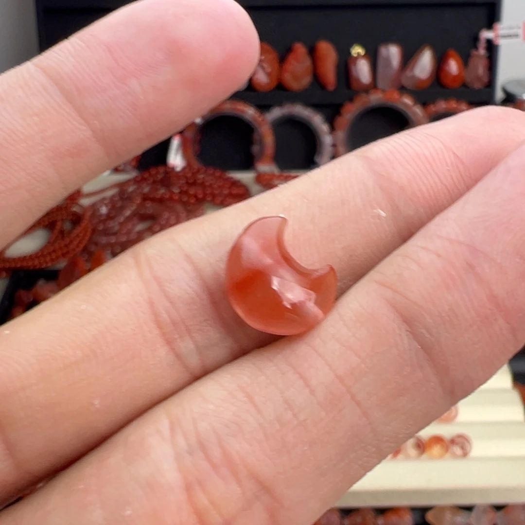 南红玛瑙未镶嵌颈饰月亮