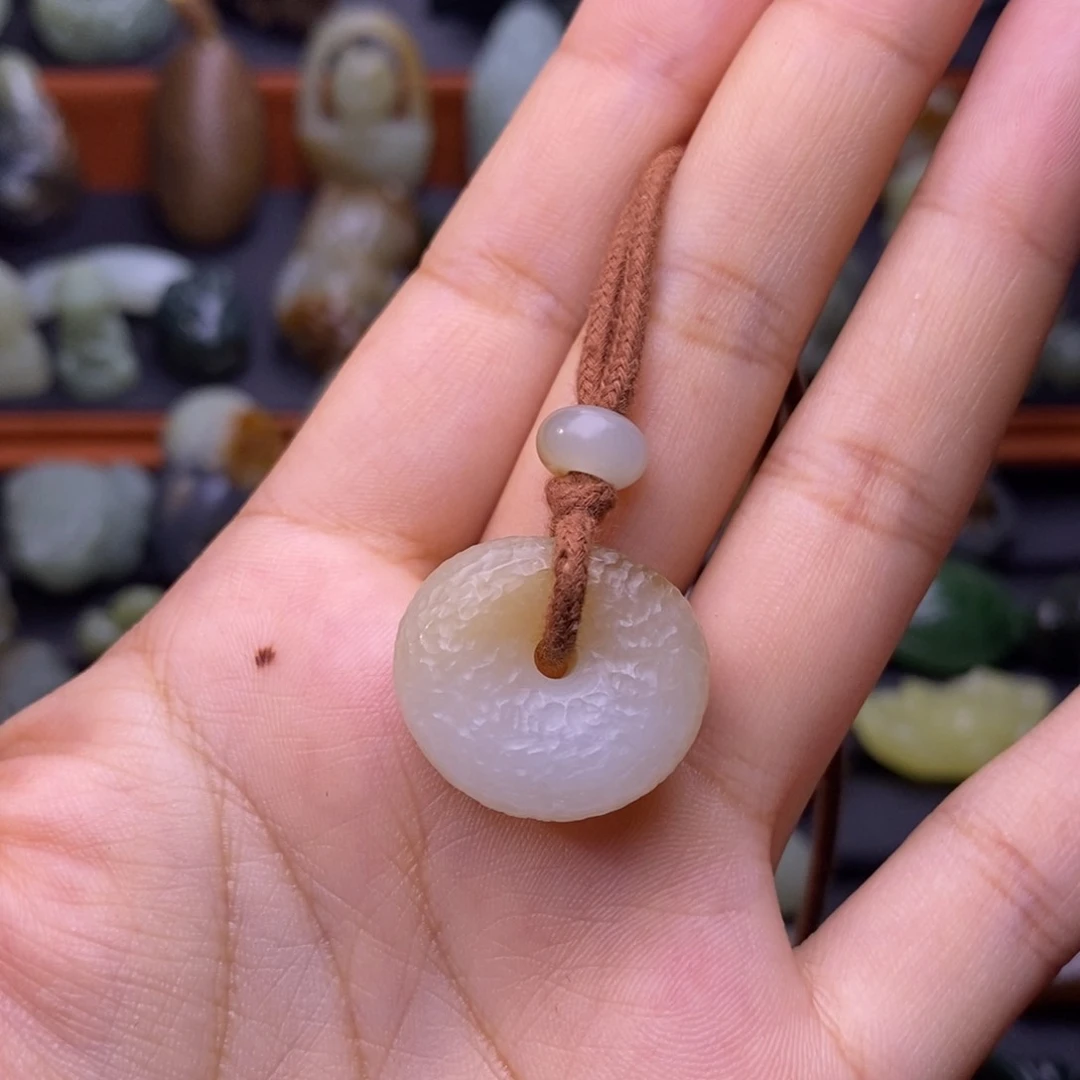 和田玉未镶嵌颈饰此**一