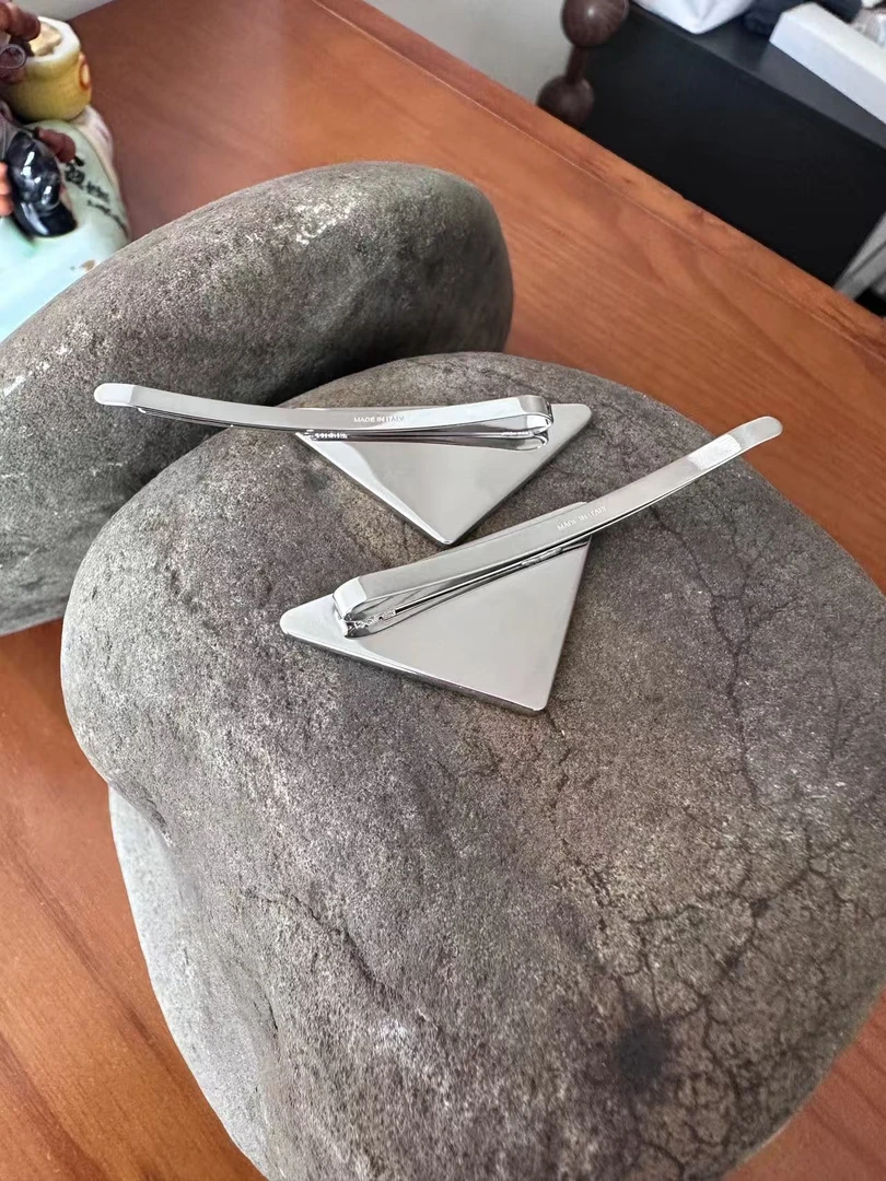 【纯纯外贸公司货】涂珐琅金属徽标三角形发夹发饰