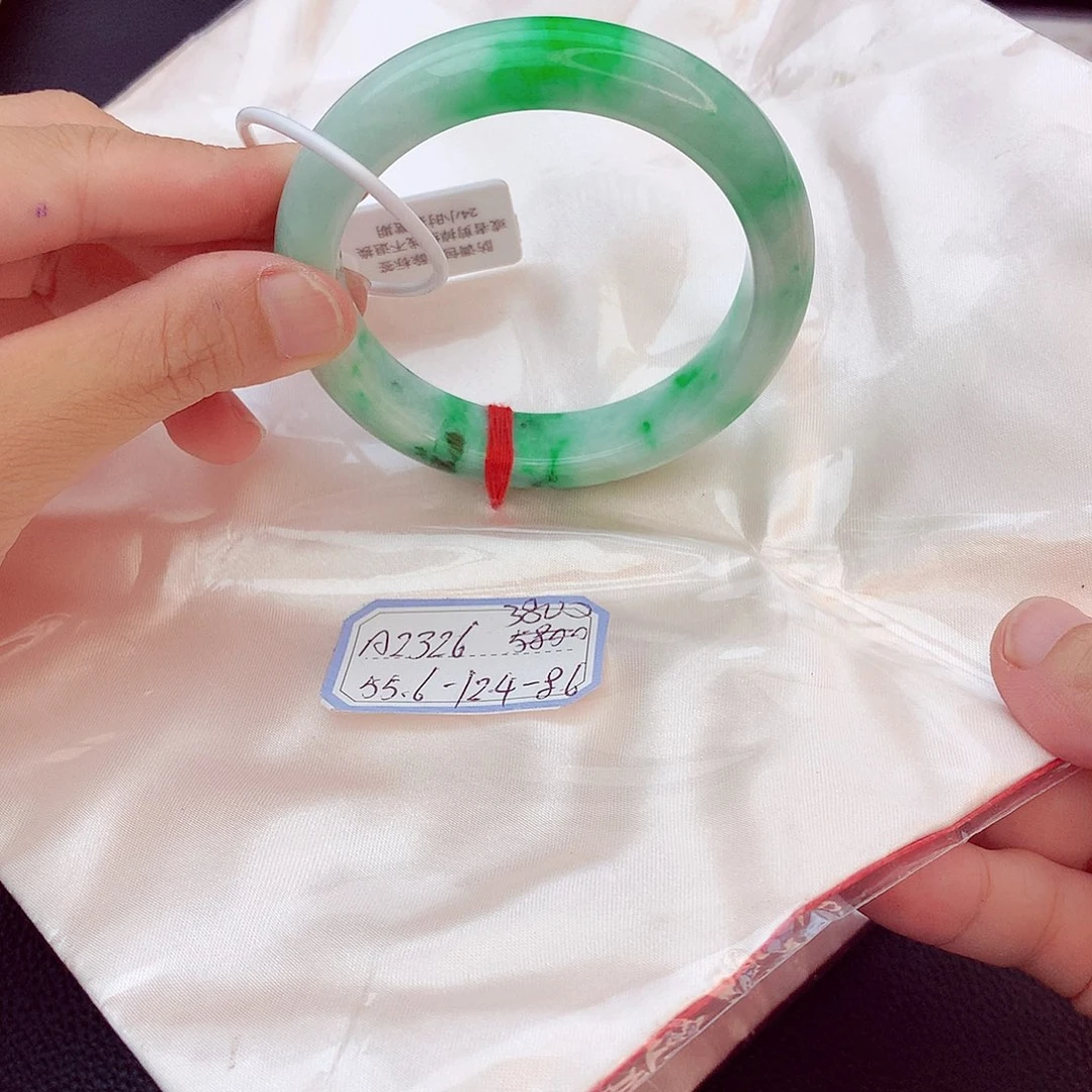 翡翠手镯未镶嵌翡翠